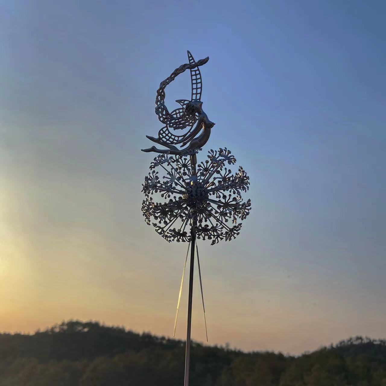 Meșteșuguri din metal Crucea de frontieră Independent Station Flourish Dancing cu FARCENT Robin alb mătase Sculptura de mătase Grădină